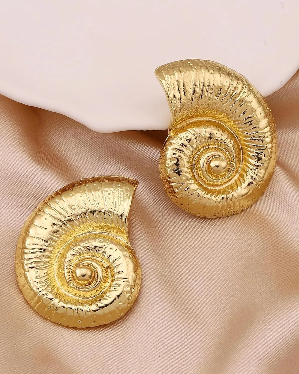 Gold Shell Necklace for Women Gold Seashell Pendant Necklaces Chunky Conch Shell Choker Summer Beach Jewelry Accessories