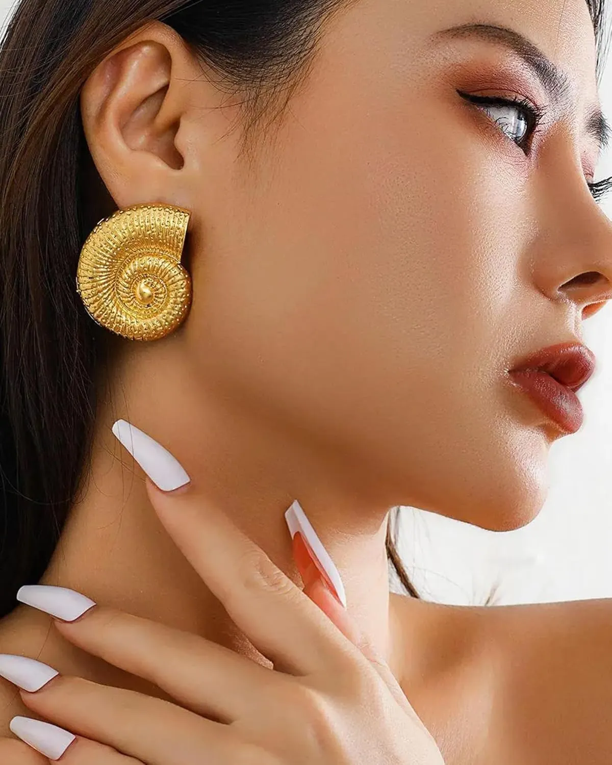 Gold Shell Necklace for Women Gold Seashell Pendant Necklaces Chunky Conch Shell Choker Summer Beach Jewelry Accessories