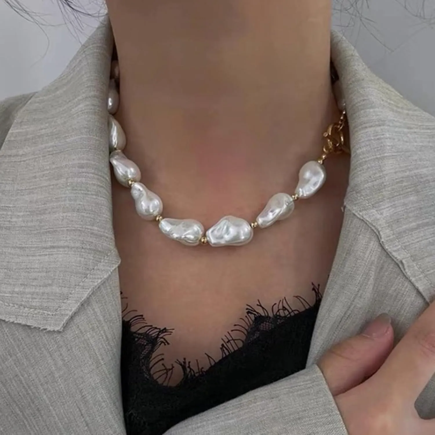 Pearl Charm Necklace Baroque Pearl Choker Necklaces for Women White Faux Pearl Necklace Chunky Pearl Costume Jewelry