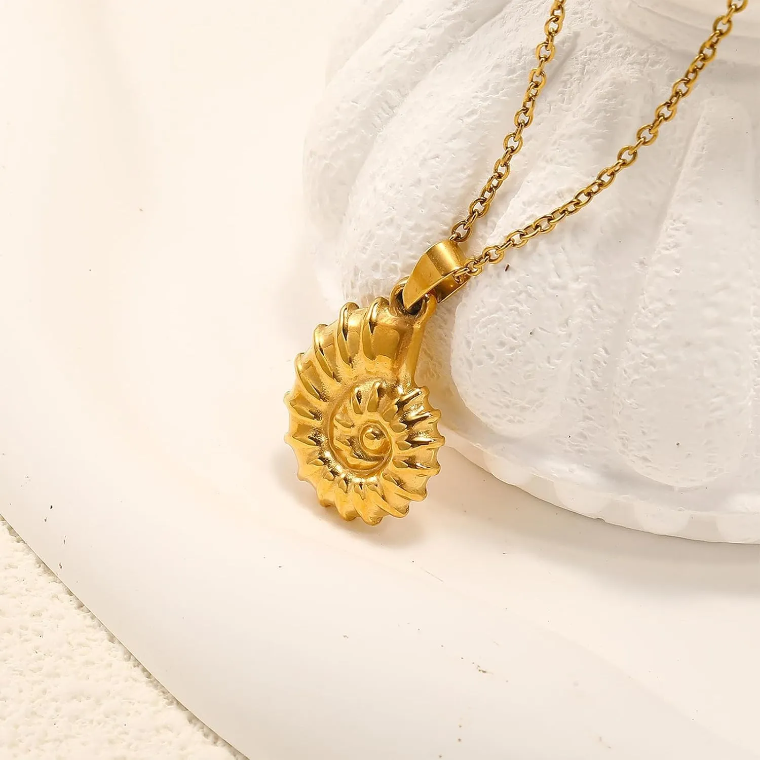 Roe Dolph Shell Necklaces for Women Gold Seashell Necklace Boho Beach Starfish Conch Pendant Necklace Vacation Summer Outfits for Women