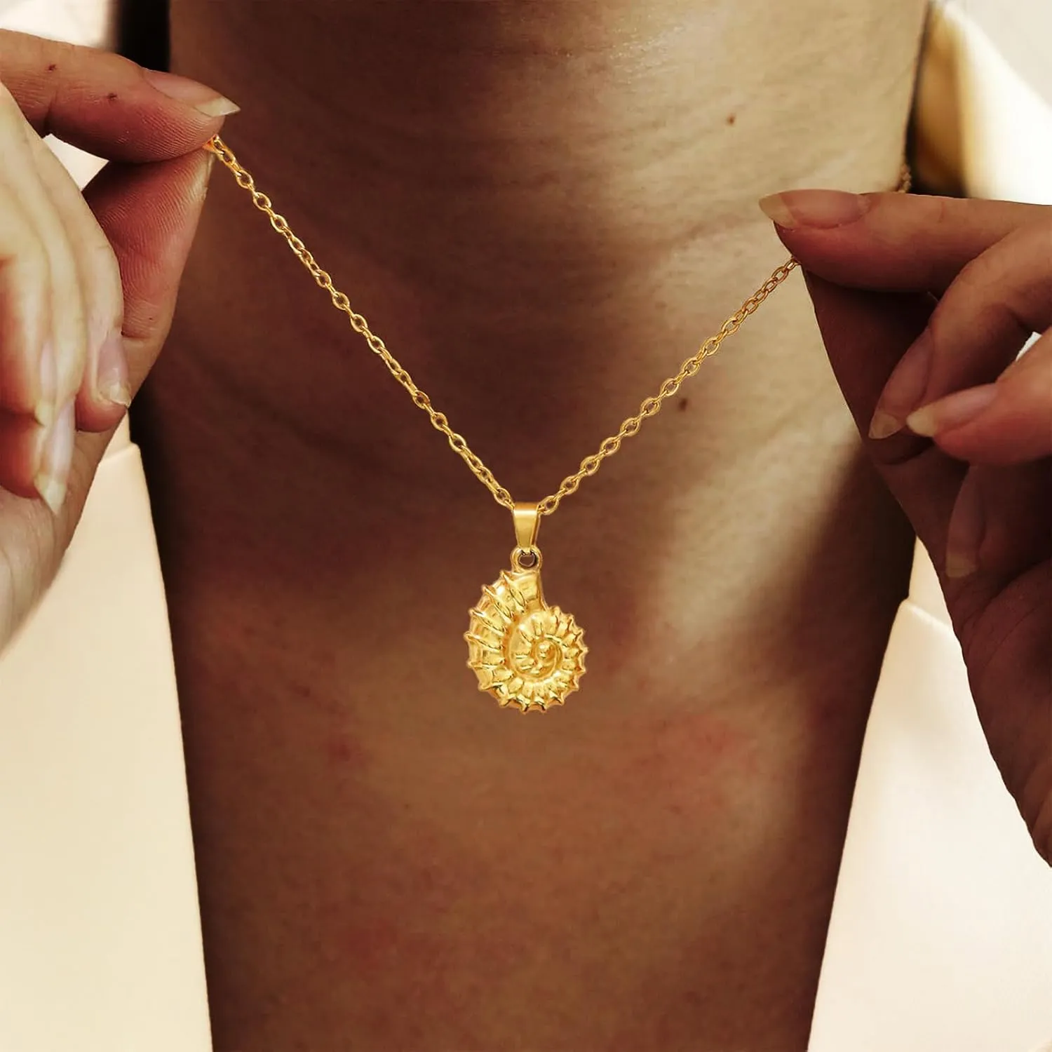 Roe Dolph Shell Necklaces for Women Gold Seashell Necklace Boho Beach Starfish Conch Pendant Necklace Vacation Summer Outfits for Women