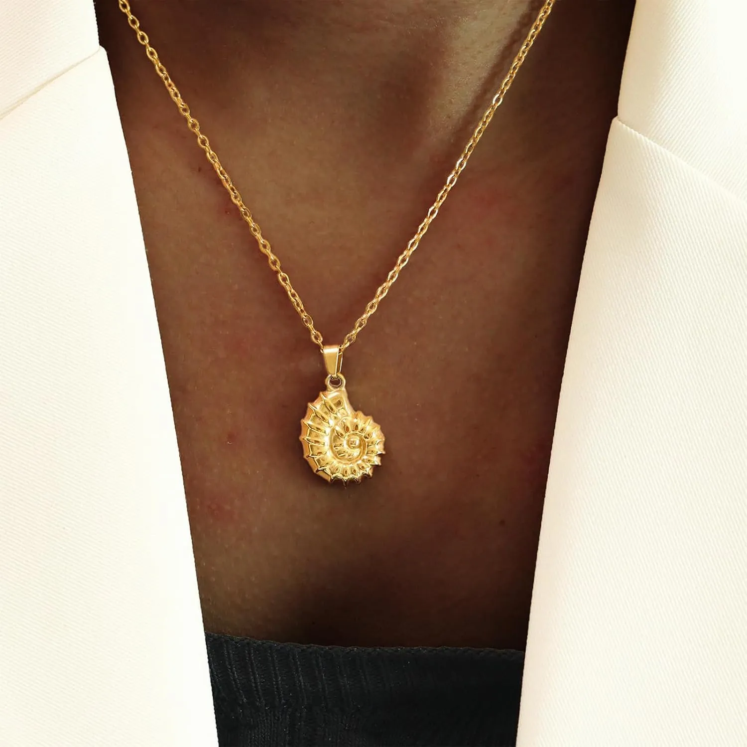 Roe Dolph Shell Necklaces for Women Gold Seashell Necklace Boho Beach Starfish Conch Pendant Necklace Vacation Summer Outfits for Women