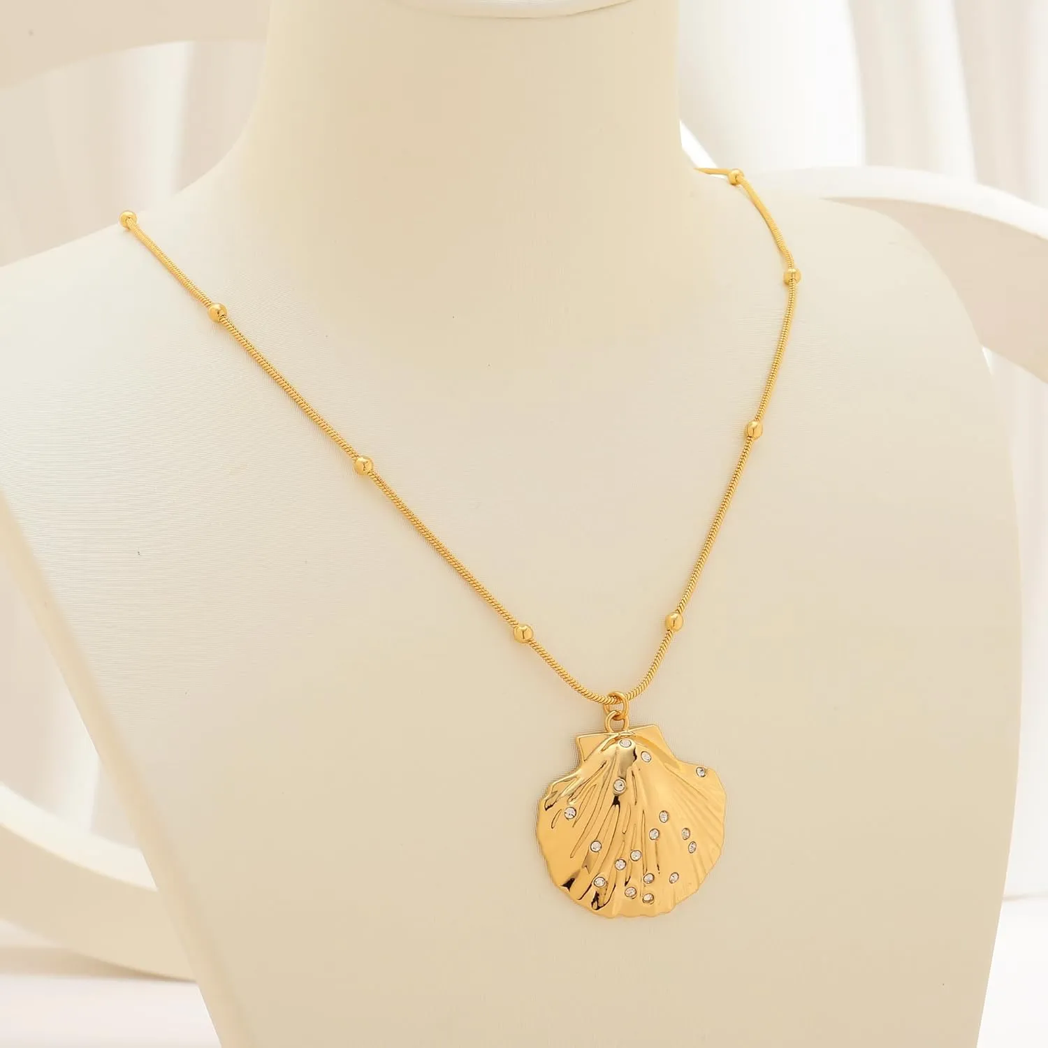 WOWORAMA Gold Shell Pendant Necklace for Women Starfish Seashell Choker Necklaces Ocean Sea Star Shell Necklace Trendy Summer Beach Necklace Jewelry