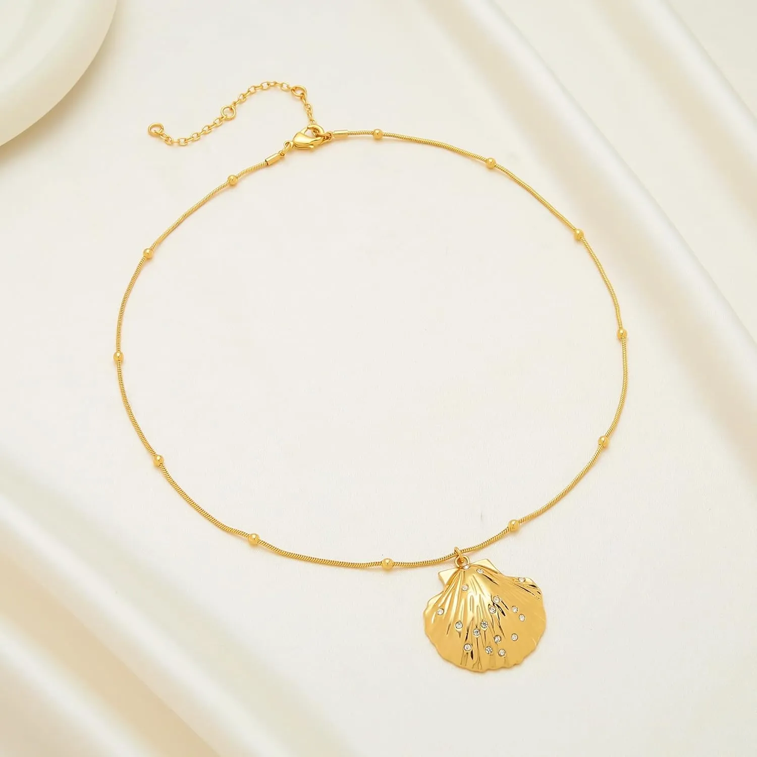 WOWORAMA Gold Shell Pendant Necklace for Women Starfish Seashell Choker Necklaces Ocean Sea Star Shell Necklace Trendy Summer Beach Necklace Jewelry
